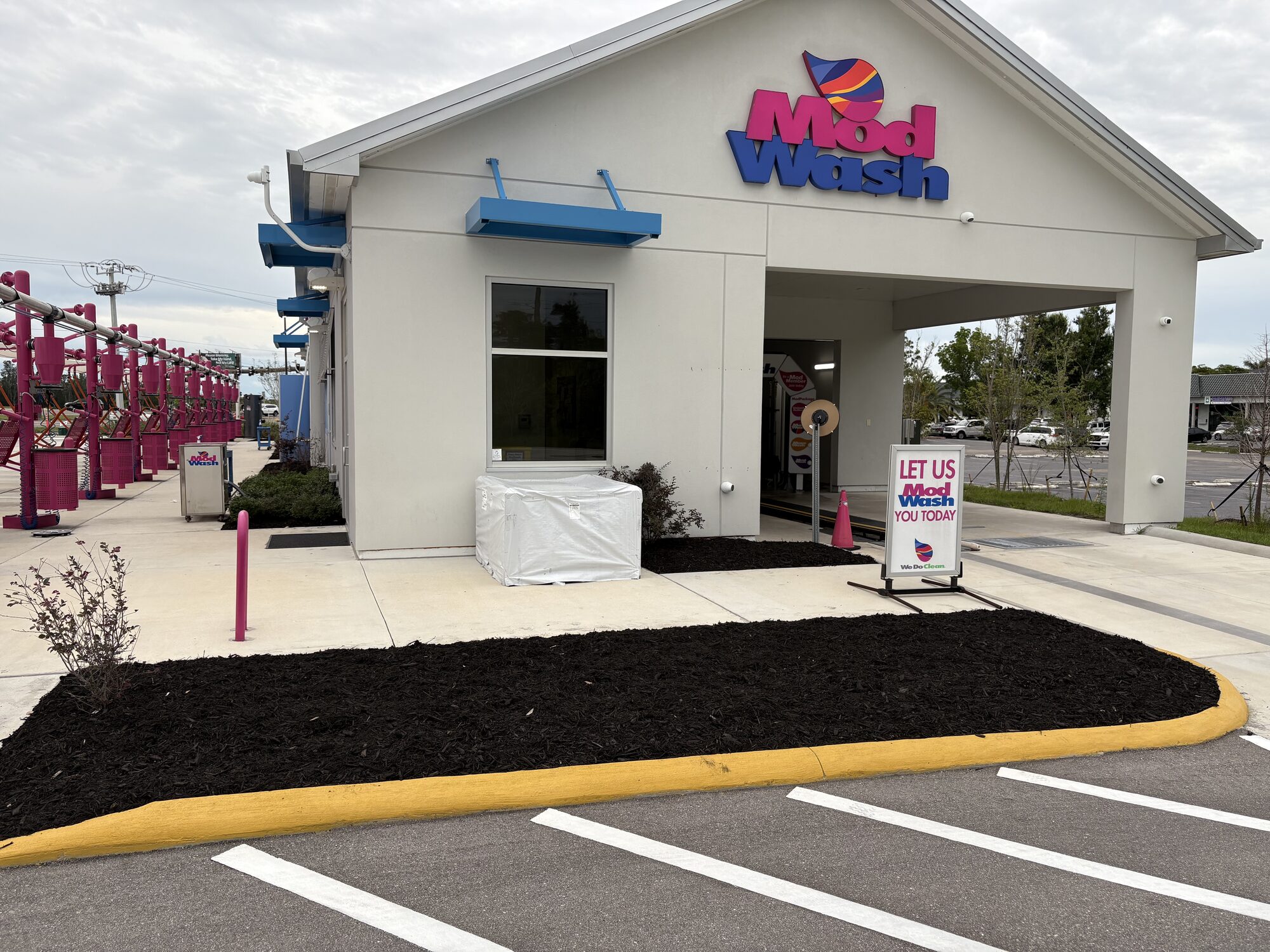 Commercial storefront mulch bed detailing in Cape Coral